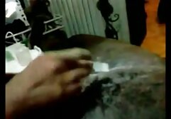 Tina vídeo pornô de mulher branquinha Kay alegremente faz um piercing no seu buraco apertado por uma pila