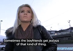 a jovem bonitinha pega numa vara espessa no seu vídeo de pornô homem com mulher esfíncter virgem.