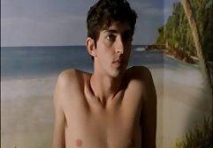 A senhora tem um vídeo pornô das mulher mais bonita orgasmo a masturbar a rata na piscina debaixo de água.