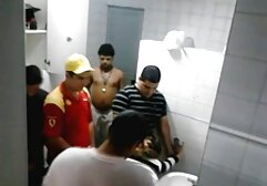 O secretário abre as pernas à frente do chefe para vídeo pornô com mulher peituda a pila na mesa