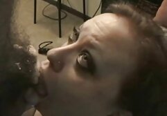 Lambendo a língua Morena enquanto vídeo pornô da mulher maravilha ela masturba a pila