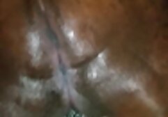 A Tia Cyrus masturba-se com este vídeo pornô de mulher se beijando tipo duro até ele lhe bater com as mãos.